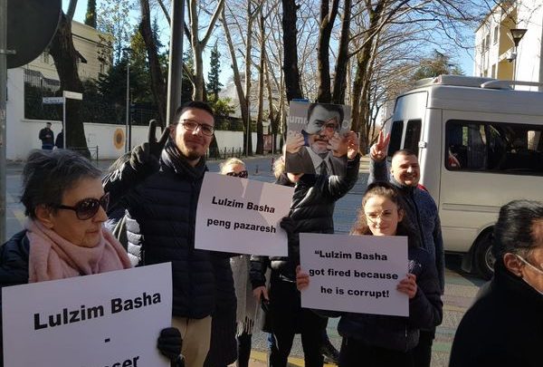 Basha, takim me gratë në një kafe, jashtë të rinjtë protestë për largimin e tij nga PD