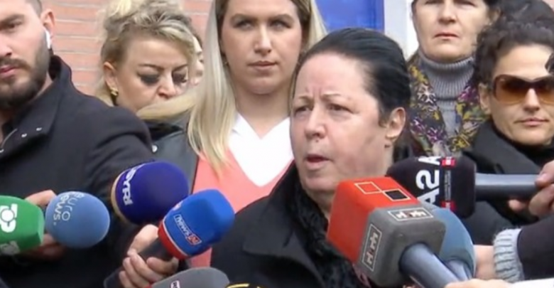 Gratë demokrate të Tiranë te selia e PD, dera e kycur, lihen jashtë