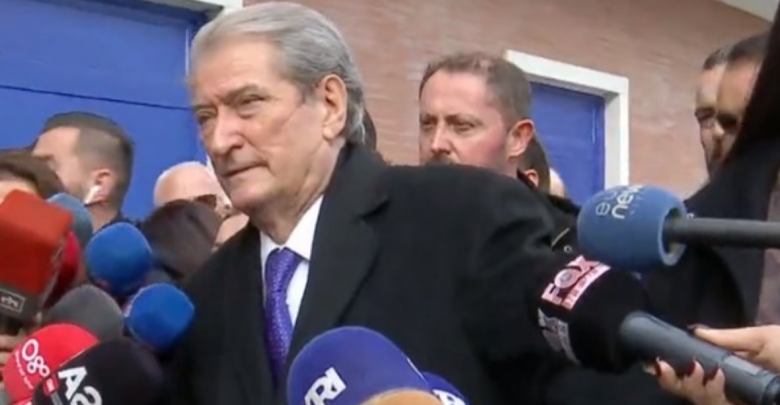 Berisha viziton selinë e PD-së: Do ngarkojmë cdo blind në kamion dhe do i dërgojmë afër shtëpisë së Bashës. Deputetët të jenë me demokratët