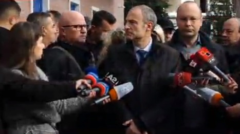 Basha mbyll dyert e selisë dhe shkon në kafe, Rithemelimi dhe FRPD nuk lejohen të hyjnë në zyra