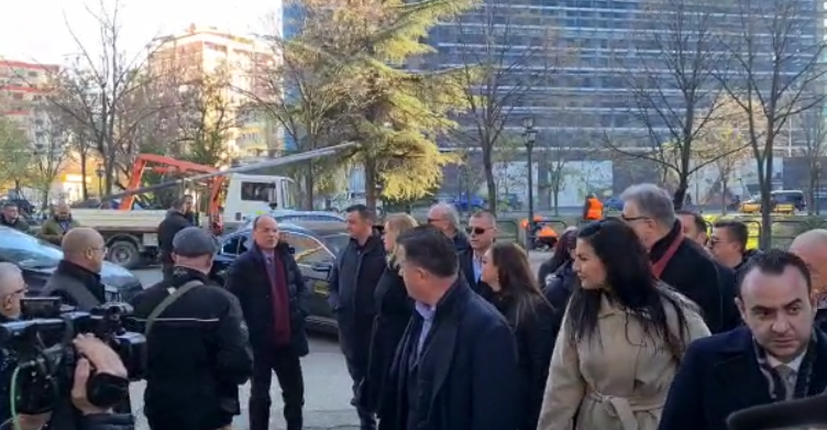 ‘Rithemelimi’ tek selia e PD-së, dyert e blinduara i lënë në oborr