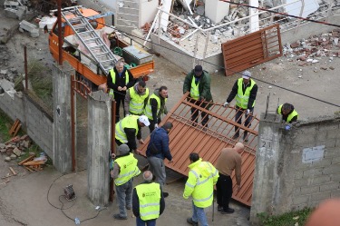 Policë dhe banorë të plagosur, përleshje të ashpra tek 5 maji për të mbrojtur shtëpitë