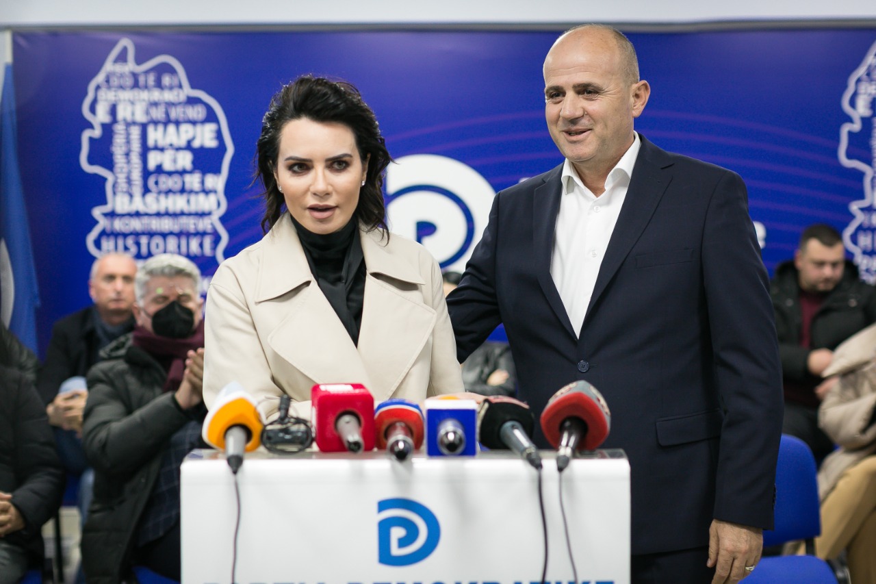 Grida Duma prezanton Luan Hotin në Durrës, moment ters për kandidatin e selisë