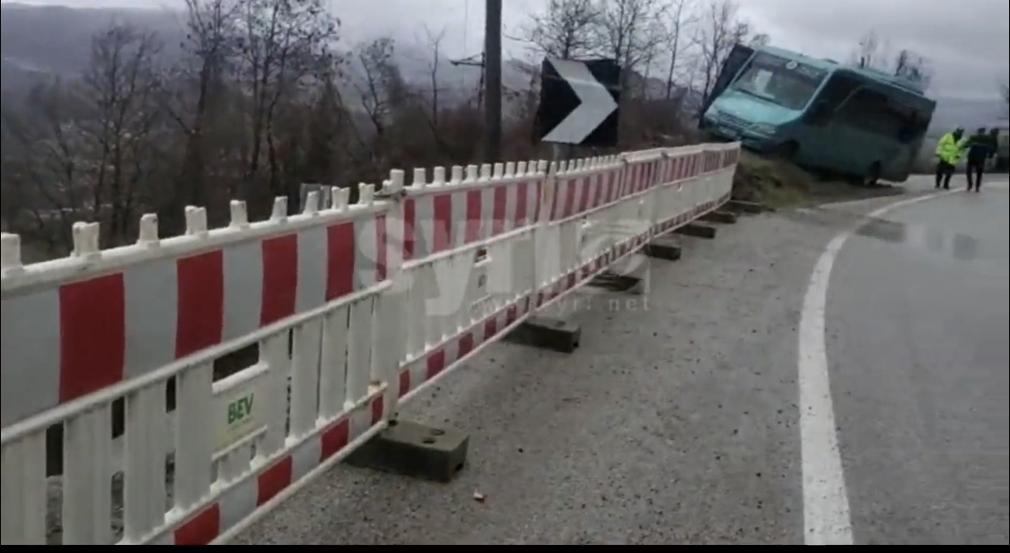 Autobusi në prag të një aksidenti tragjik, del nga rruga tek kthesa e rrezikshme