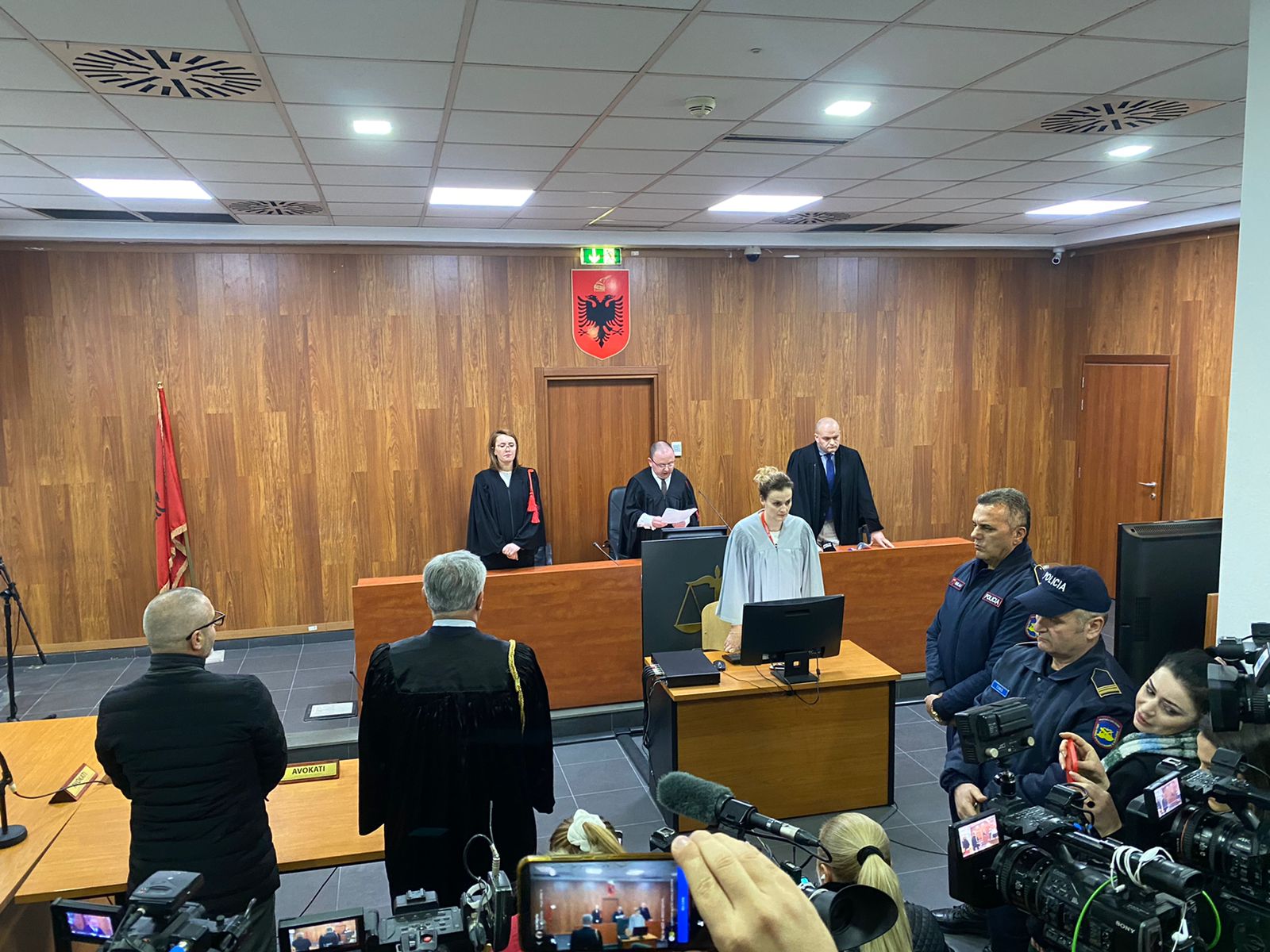 VIDEO/ Çastet pak minuta përpara arrestimit në sallën e gjyqit të Saimir Tahirit