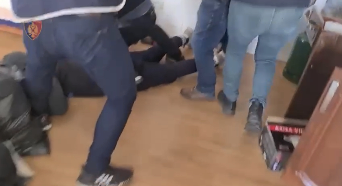 VIDEO/ Policia nxjerr pamjet nga ‘shtëpia e barit’ në Ndroq, Tiranë