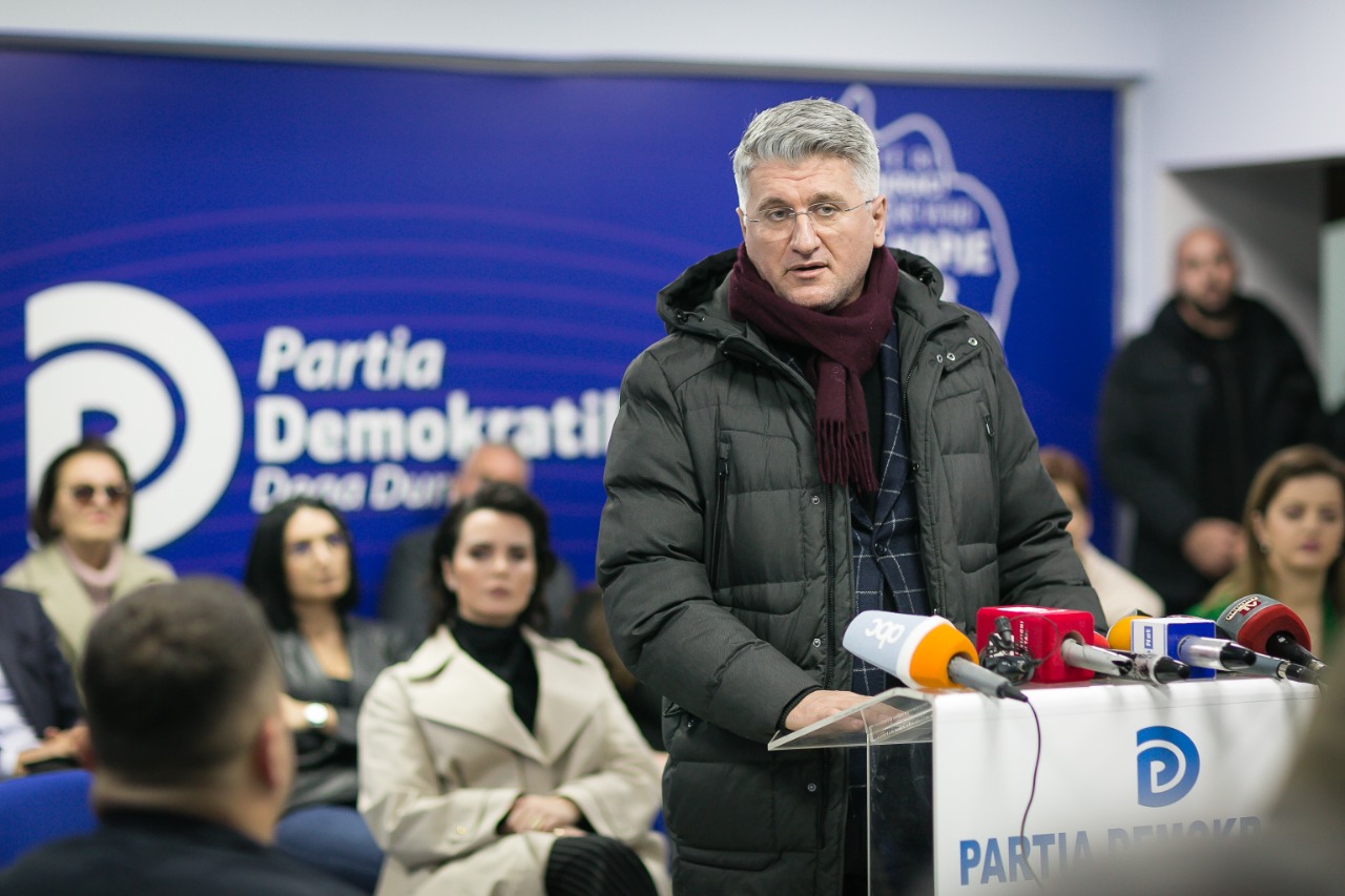 Grida Duma prezanton Luan Hotin në Durrës, moment ters për kandidatin e selisë