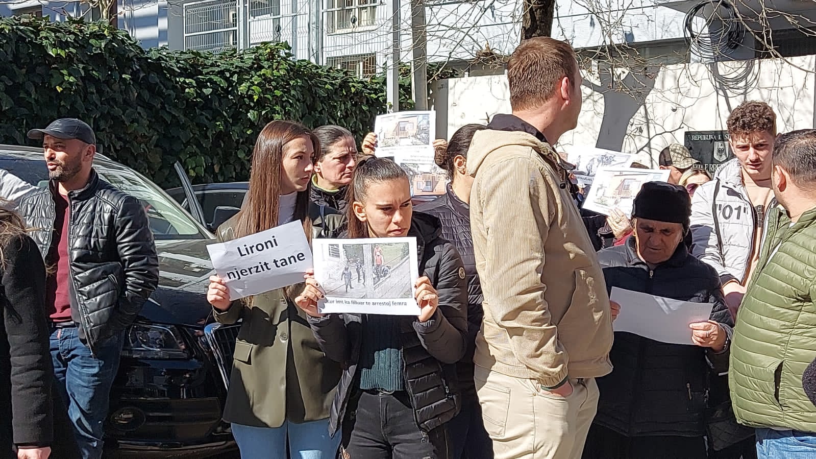 5 banorët e ‘5 Majit’ në gjykatë për masën e sigurisë, banorët protestojnë