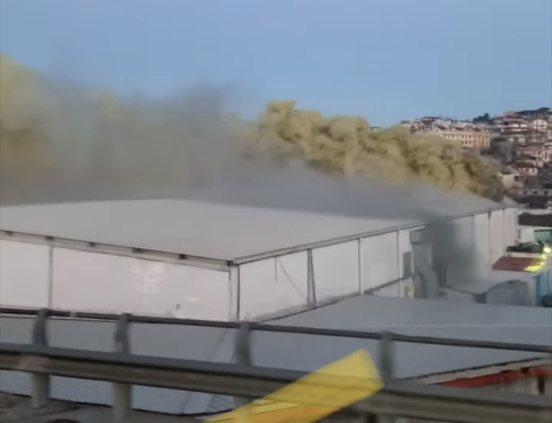 LAJMI I FUNDIT/ Fabrika e peshkut në flakë, Lezha nën tym, devijohet trafiku