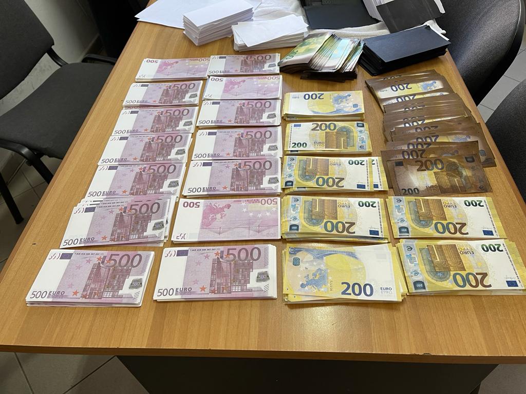 Falsifikimi i qindra mijë eurove, kapet në Tiranë zvicerianja