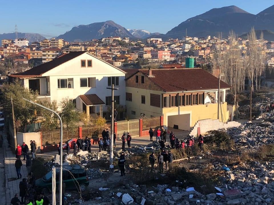 Nis prishja e shtëpive te 5 Maji, policia e dhunshme, dy banorë nuk dalin nga shtëpia