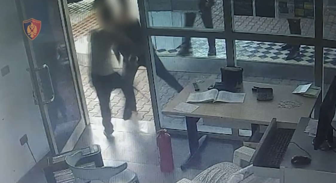 KAVAJË/ Plagos dy persona me thikë, merr peng një tjetër, grabit një karburant