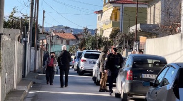 Krimi i rëndë në Fier, burri qëlloi 6 herë me thikë të shoqen, rrëzohet alibia e mëngjesit