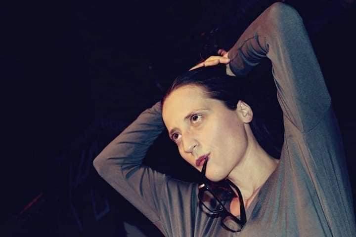 ELONA CASLLI/ Banaliteti i teskstit të gjuhës në klasën e pestë, shpjegimi horror për ngjyrat e lëkurës