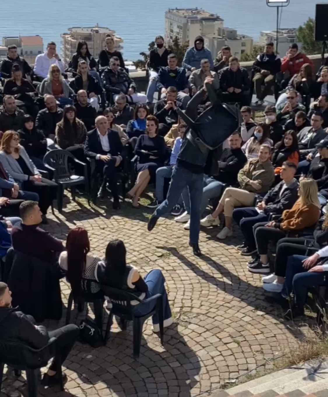 VIDEO/ DURRËS/ Basha fluturon karrigen  mbi kokat e njerëzve në shkallët e teatrit veror: Është simboli i pushtetit