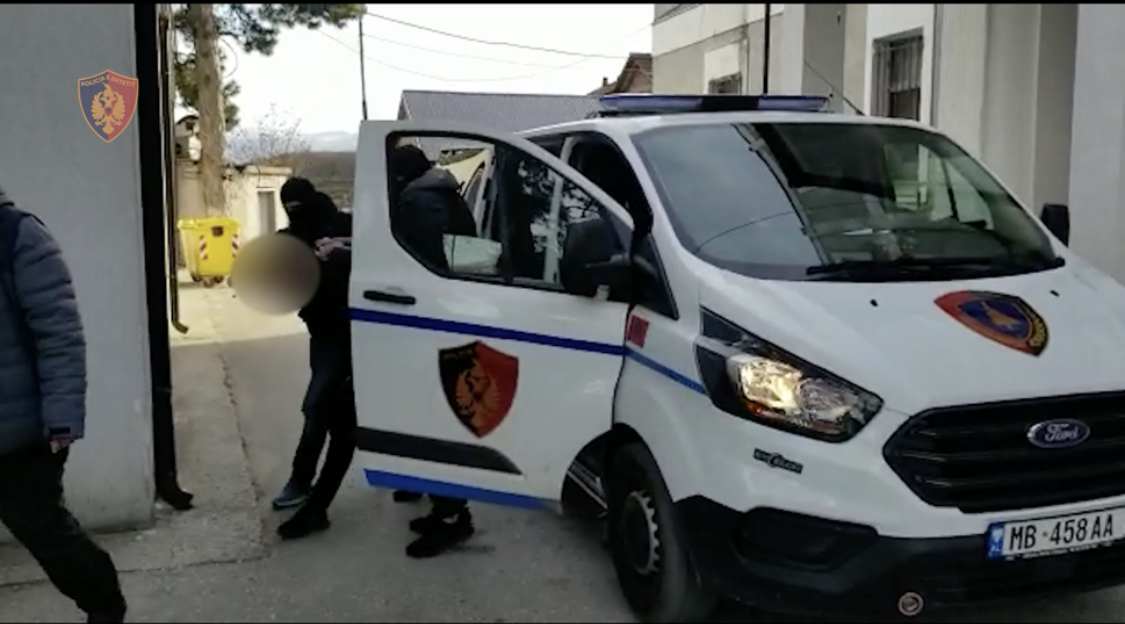 TROPOJË/ Prangoset 34 vjeçari nga Shoshani, i kapen kallashnikovë e pistoletë