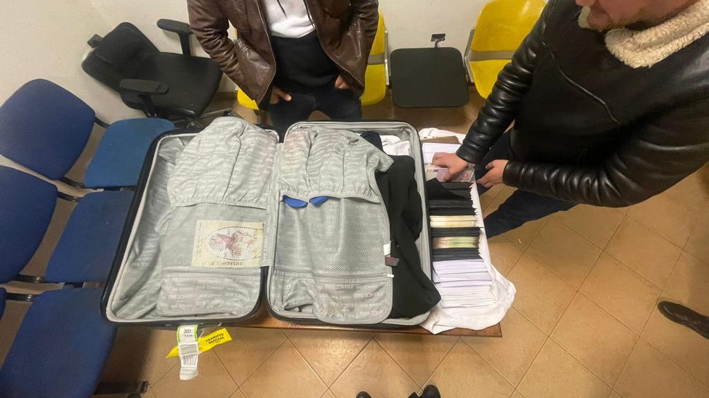 Falsifikimi i qindra mijë eurove, kapet në Tiranë zvicerianja