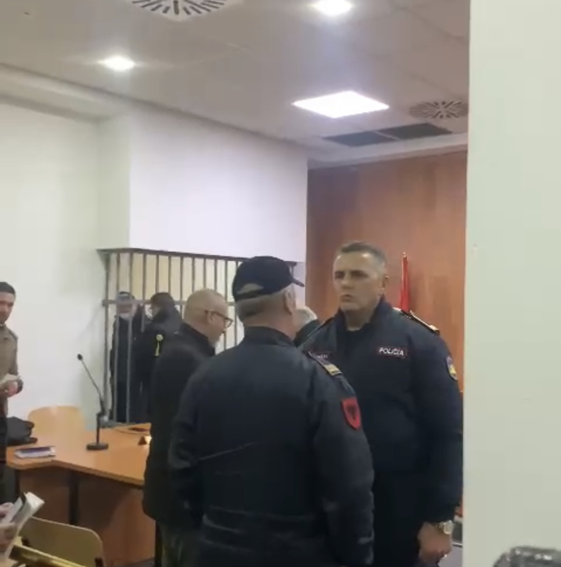 VIDEO/ Çastet pak minuta përpara arrestimit në sallën e gjyqit të Saimir Tahirit