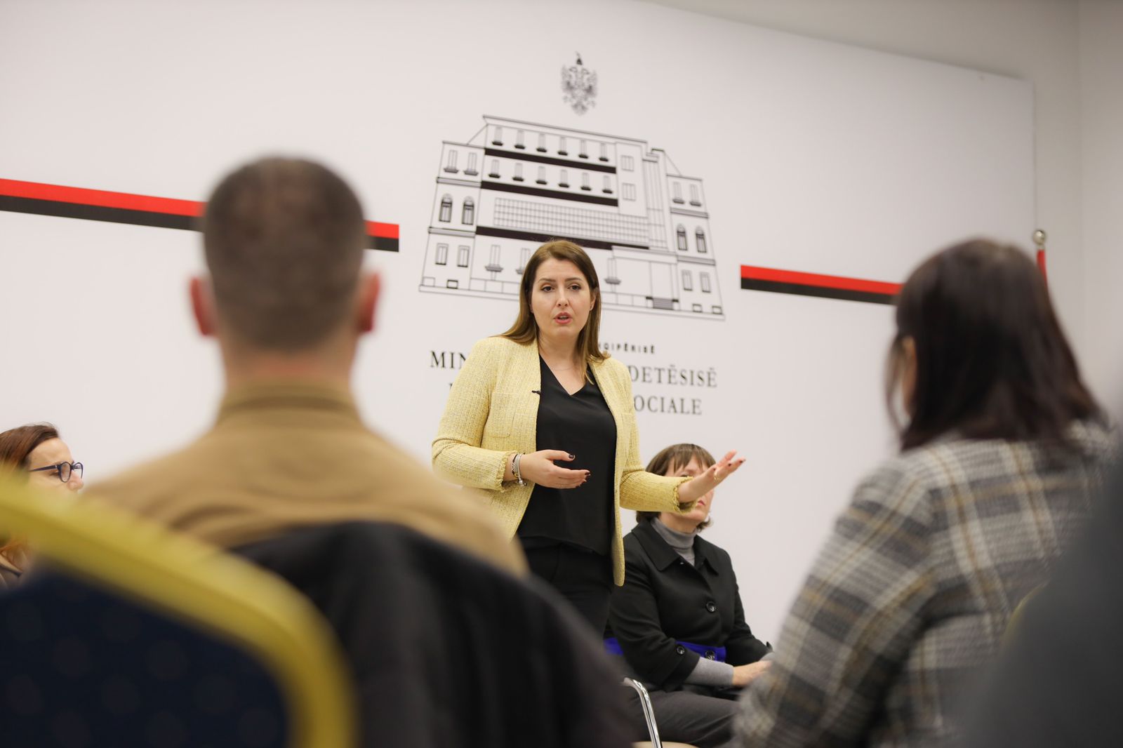 Mbi 370 mjekë të punësuar nga 2021, në korrik rriten me 6% pagat e mjekëve dhe infermierëve