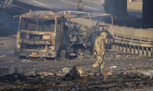 Zelensky pranon bisedimet në kufi me Bjellorusinë, ndërkohë Minsk u përfshi zyrzarisht në luftë. Del harta e zonave të pushtuara