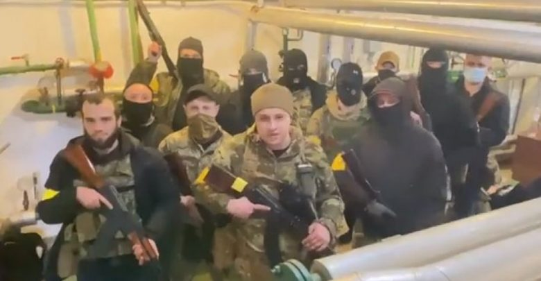 Ukraina ndal të personat 18 vjeç e më lart të lënë vendin, nis shpërndarja e armëve tek civilët në Kiev