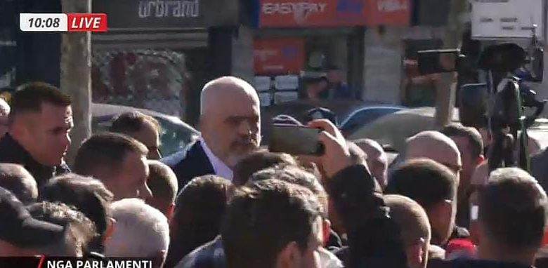 Banorët e ‘5 majit’ presin me thirrjet ‘kriminel’ Ramën, çfarë bëri kryeministri