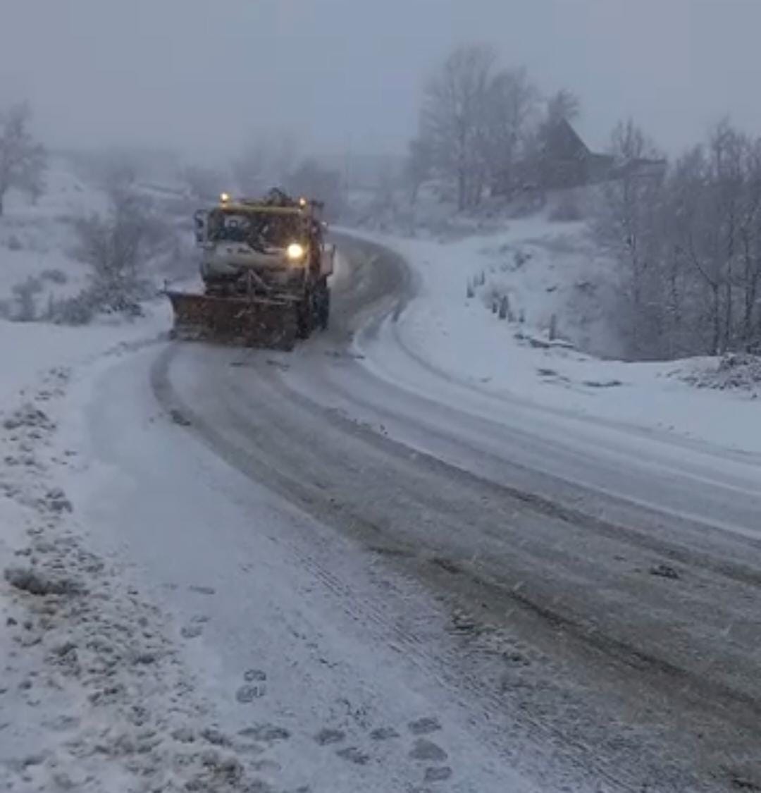 Bllokohet sërish Rruga e Arbrit, ka rënë borë por kompania prej të ‘ngjeshet’