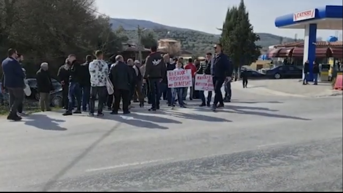 Fermerët bllokojnë rrugën Lushnjë-Berat, kriza mbërthen edhe fshatin