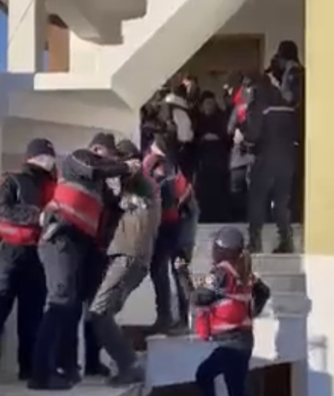 TIRANË/ Dhuna te 5 maji, banorët bëhen për spital nga policia, gazetarët tërhiqen zvarrë