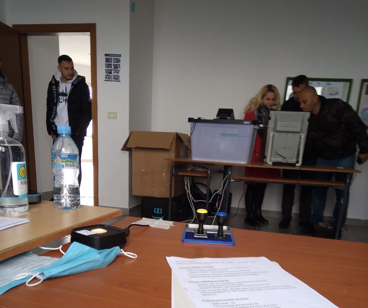 Pamundësia e selisë së PD për komisionerë shkakton probleme në Vorë, PD i poston komisionerët nga Kamza në shkelje të ligjit