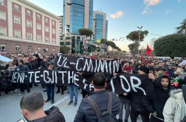 Protesta në Tiranë në ditën e dytë, mijëra qytetarë para zyrës së Ramës. Shtohen policët