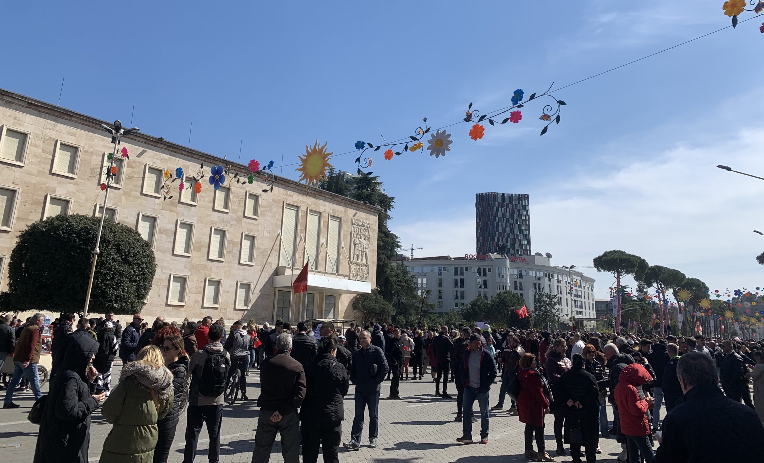Protestuesit ndryshojnë taktikë, në vend të bllokimit të rrugëve do të qëndrojnë para zyrës së Ramës