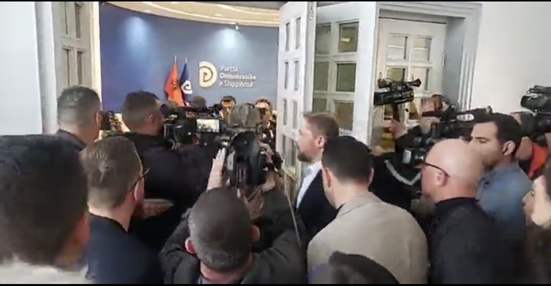 Berisha shkon në selinë e PD bashkë me anëtarë të Komisionit të Rithemelimit, pritet konferencë për mediat