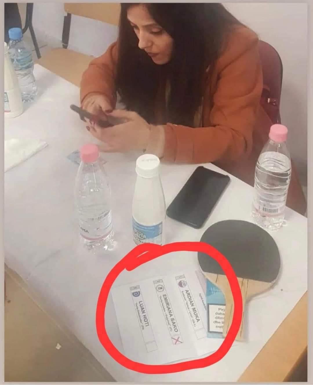 FOTOLAJM/ Komisionerja e PS në Durrës, propogandë elektorale në tavolinën e komisionit