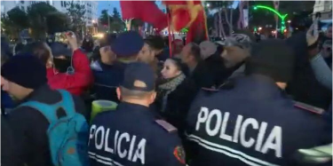 Policia dhunon protestuesit te Kryeministria, përpjekje për të shpërndarë protestën me forcë