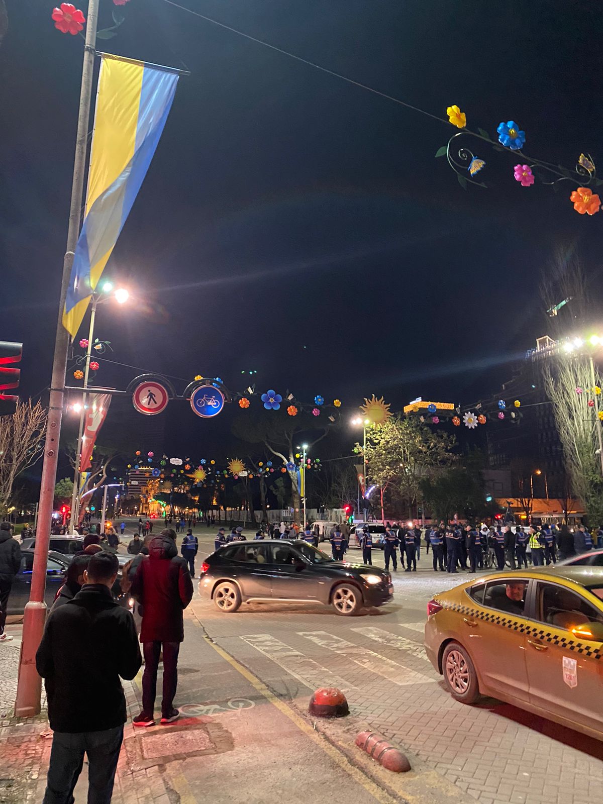 FOTO&VIDEO/ Protestuesit mbajnë të bllokuar mbi 2 orë qarkullimin në qendër të Tiranës