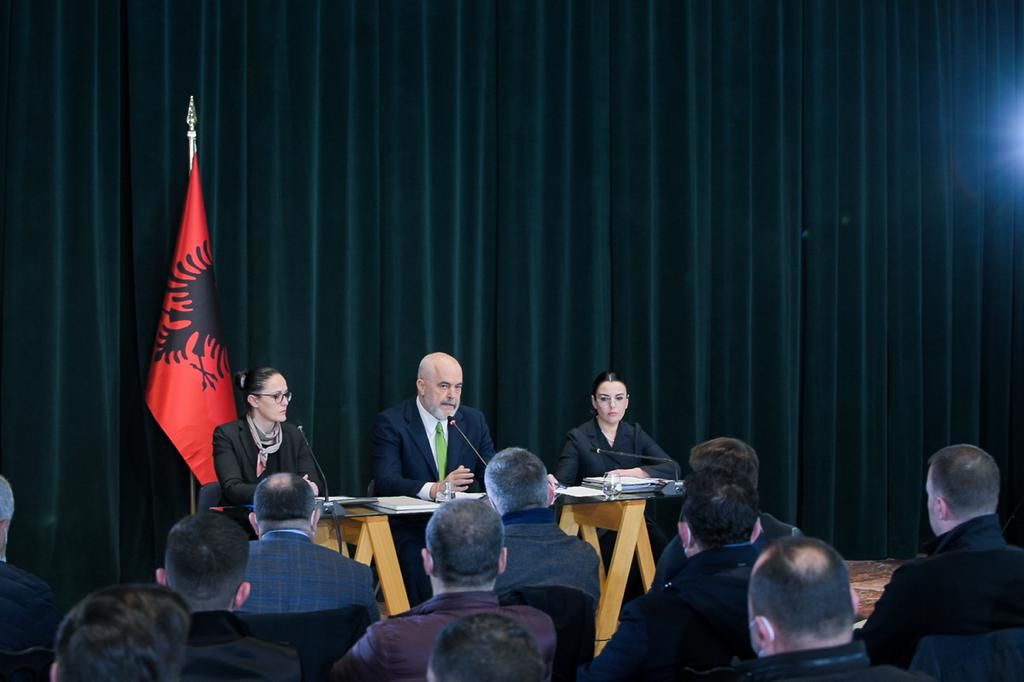 Rama thërret në zyrë tregtarët e naftës, 2 ditë më parë tha se nuk ndërhynte dot në tregun privat