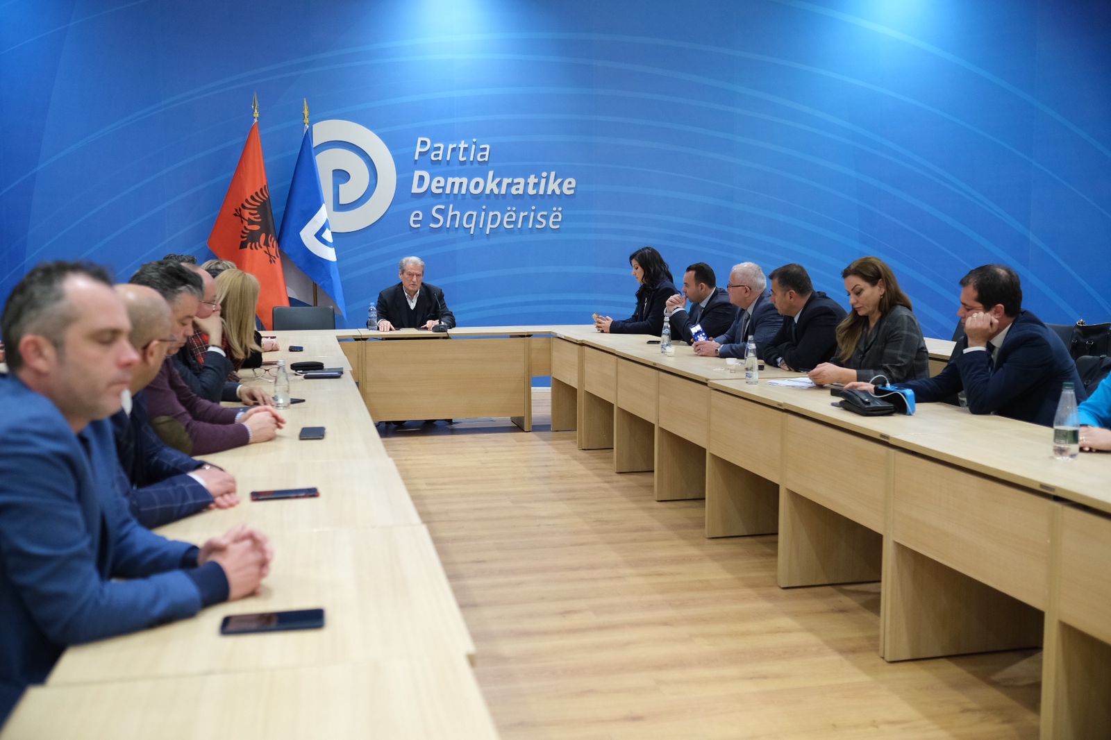 RITHEMELIMI/ Berisha pyetet për 8 janarin, nuk ka dëshirë të flasë por ka një përgjigje