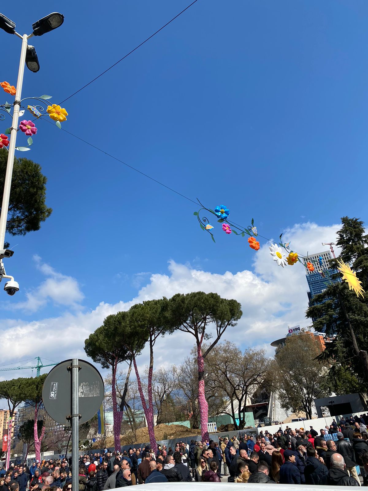 VIDEO/ Protesta përqëndrohet te zyra e Ramës: Ulni taksat!