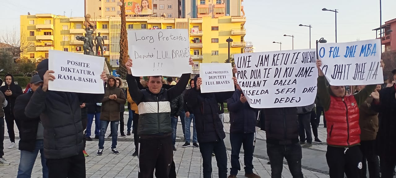 Lushnjarët në ditën e dytë të protestës, të shtunën vijnë në Tiranë
