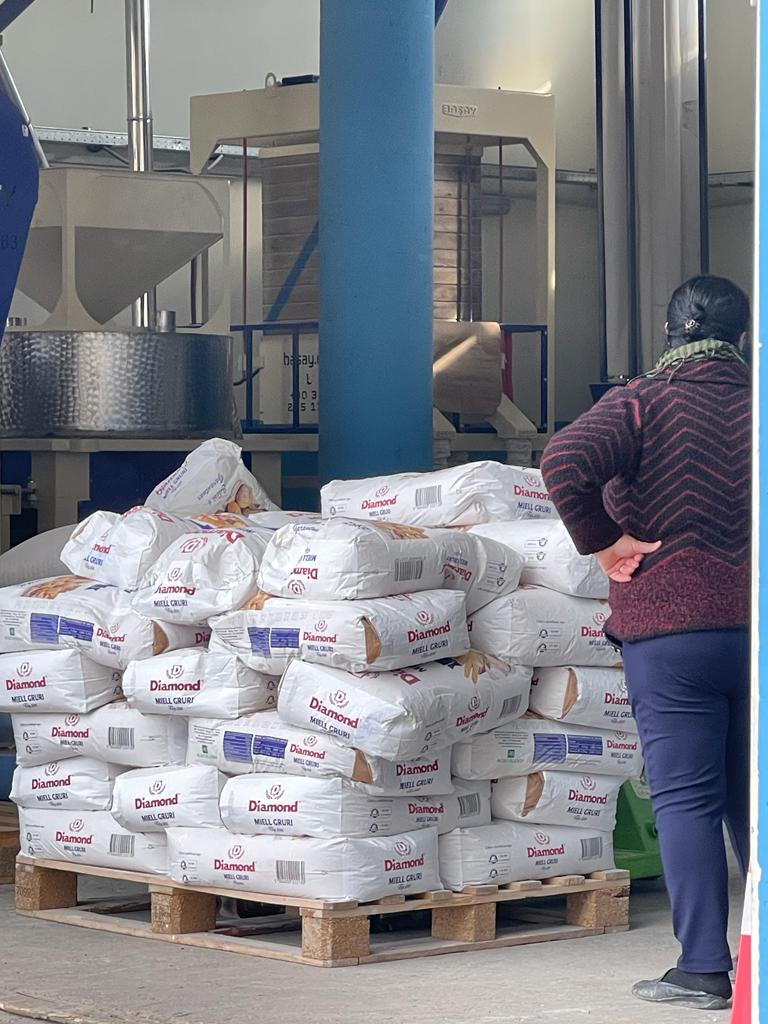 TIRANË/ Blihet miell me thasë në dyqane dhe magazina grumbullimi