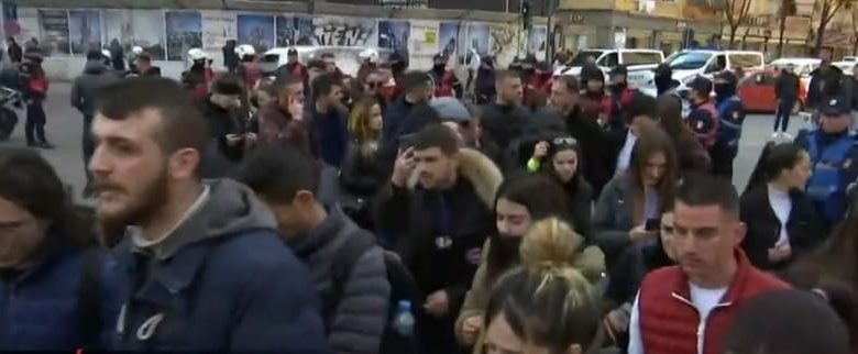 Studentët e Kamzës nuk ndalen, grumbullohen te Bashkia e Tiranës: Ju jeni milionerë me vila e makina!