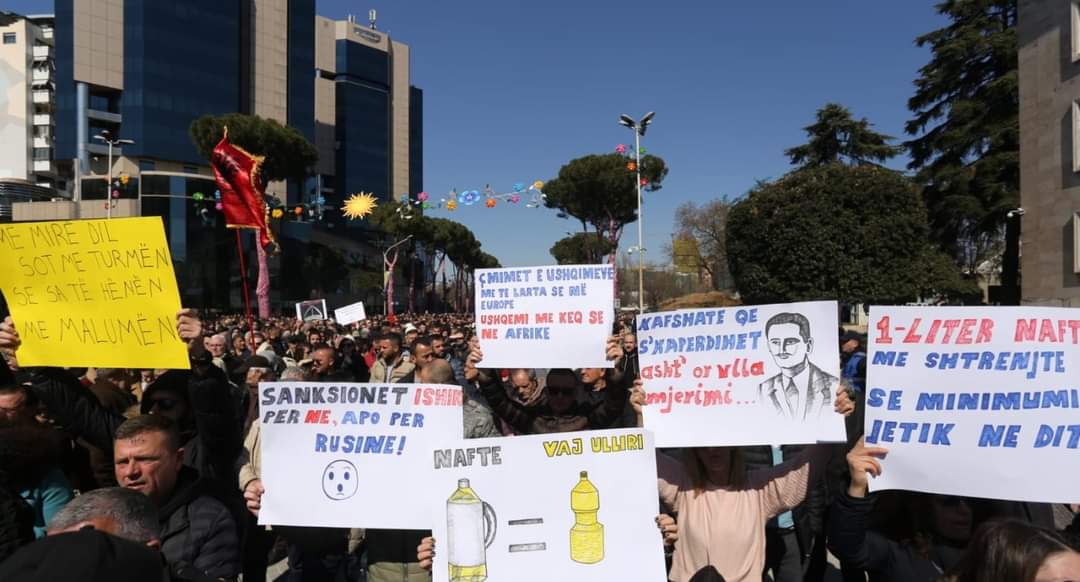 ‘Boll na vodhët!” Përfundon protesta tek zyra e kryetarit të grupit të strukturuar. Nesër në 11.00