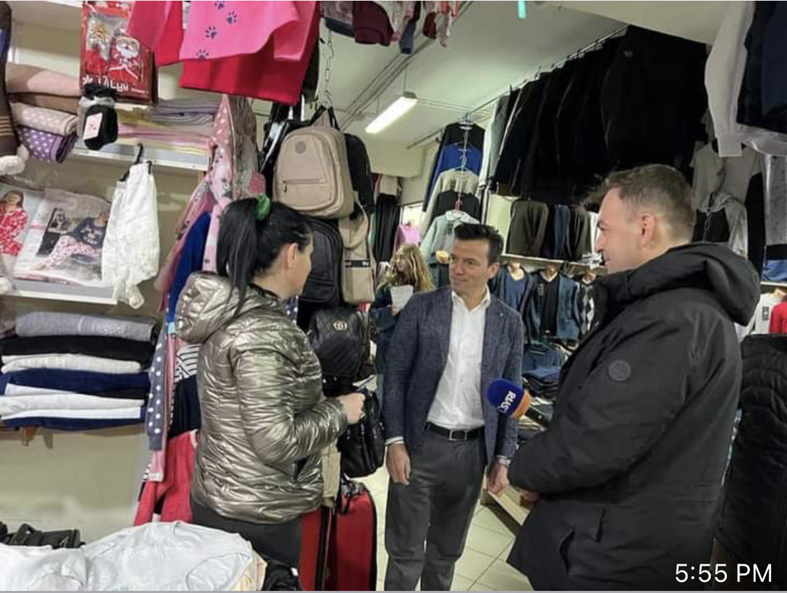 Elton Bano, takime me bizneset në tregun e qytetit të Lushnjës