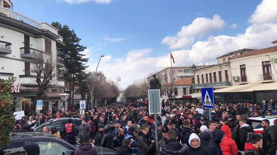 Policia me metodat ruse kundër protestave në të gjithë Shqipërinë, arrestime dhe procedime të të rinjve për të stepur revoltën