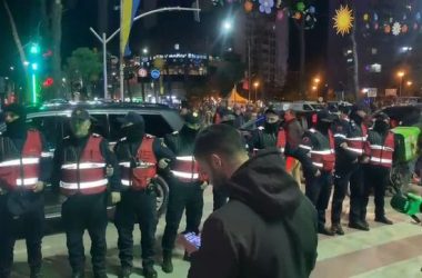 Protesta në Tiranë në ditën e dytë, mijëra qytetarë para zyrës së Ramës. Shtohen policët