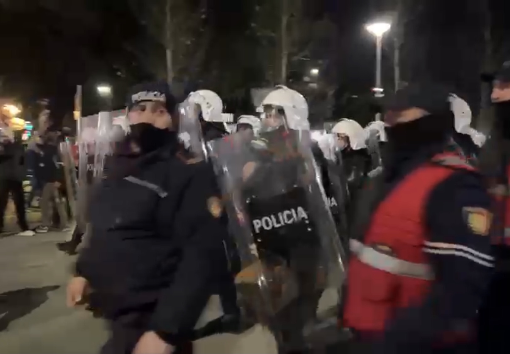 Tension në Tiranë, ndërhyjnë forcat speciale për të shpërndarë protestuesit, tension edhe në Shkodër
