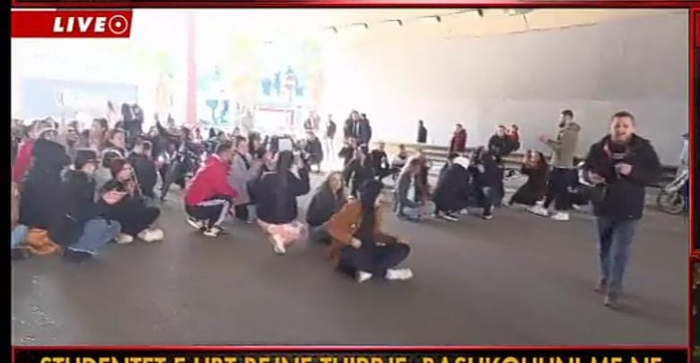 Studentët e Kamzës ndërprejnë mësimin, marshojnë drejt Tiranës, bllokojnë qarkullimin tek Casa Italia