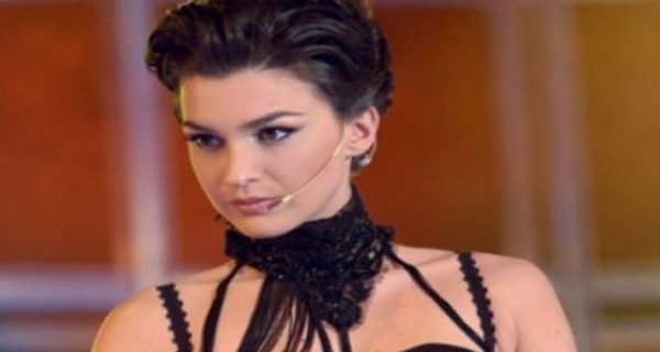 Në pranga këngëtarja e njohur Elsa Lila, financiere e grupit të drogës në Romë