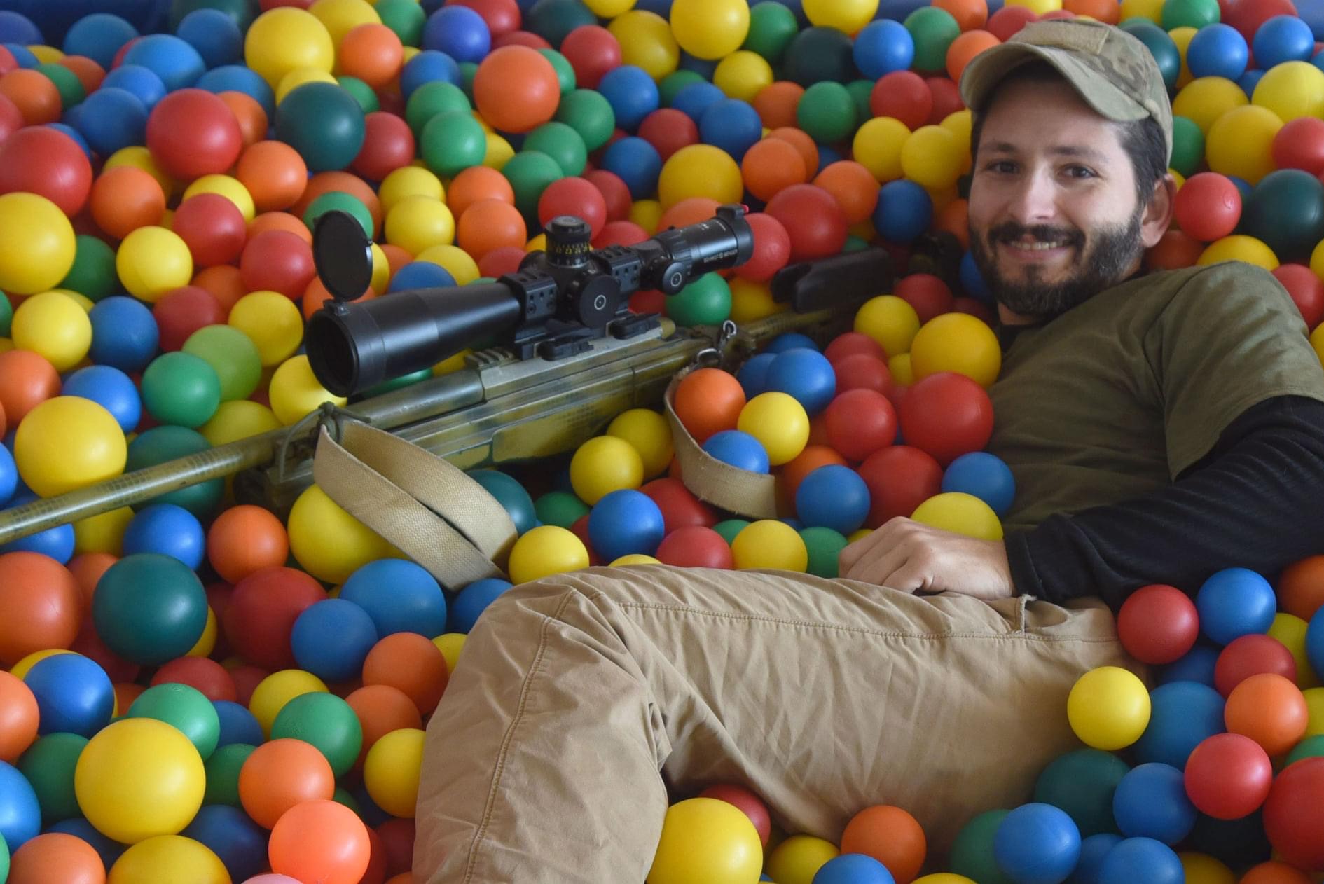 Snajperi më i tmerrshëm në botë posron foton në Facebook, rusët ta dinë që jam gjallë